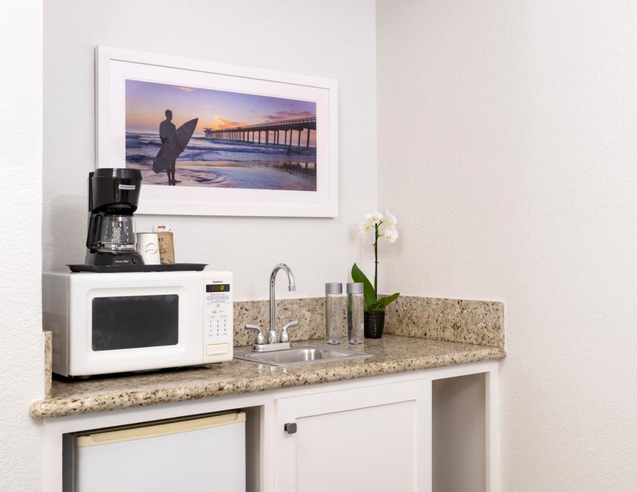 Beachfront Inn And Suites At Дейна Пойнт Екстериор снимка