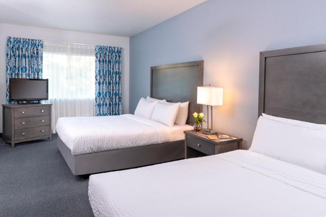Beachfront Inn And Suites At Дейна Пойнт Екстериор снимка