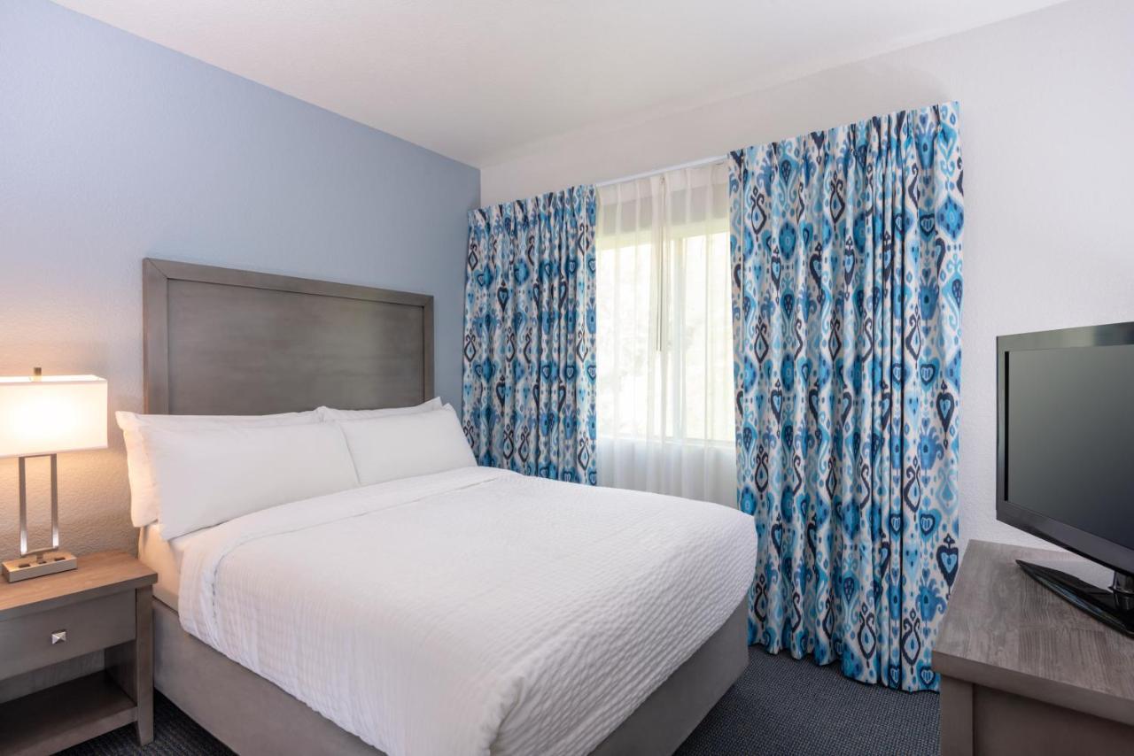 Beachfront Inn And Suites At Дейна Пойнт Екстериор снимка