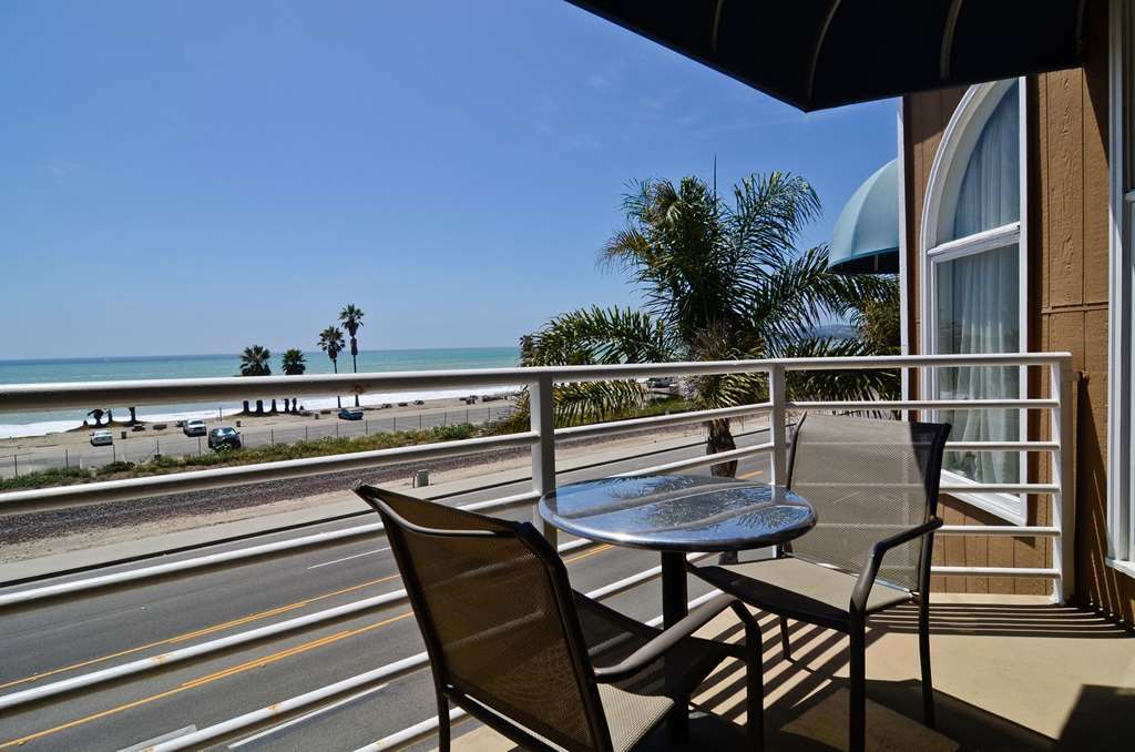 Beachfront Inn And Suites At Дейна Пойнт Стая снимка